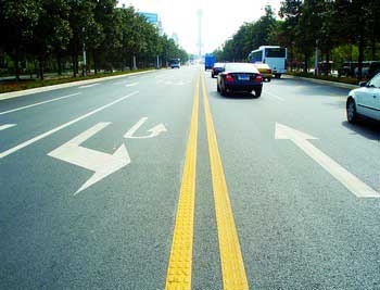 禁止越線中間雙黃實線